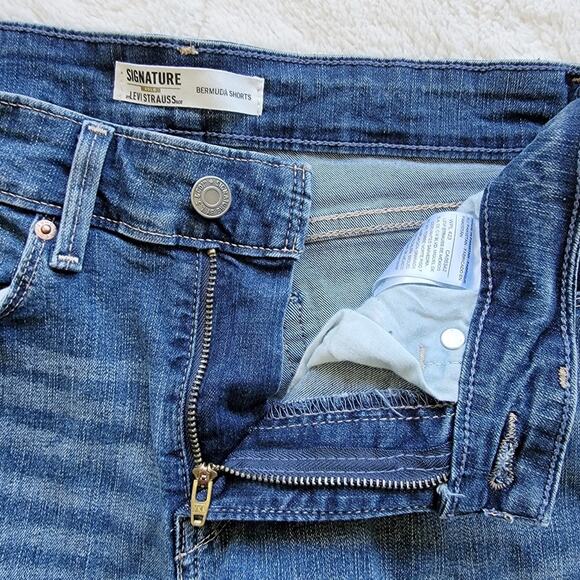 Levi's Signature Rolled Cuff Bermuda Shorts - Picture 3 of 4